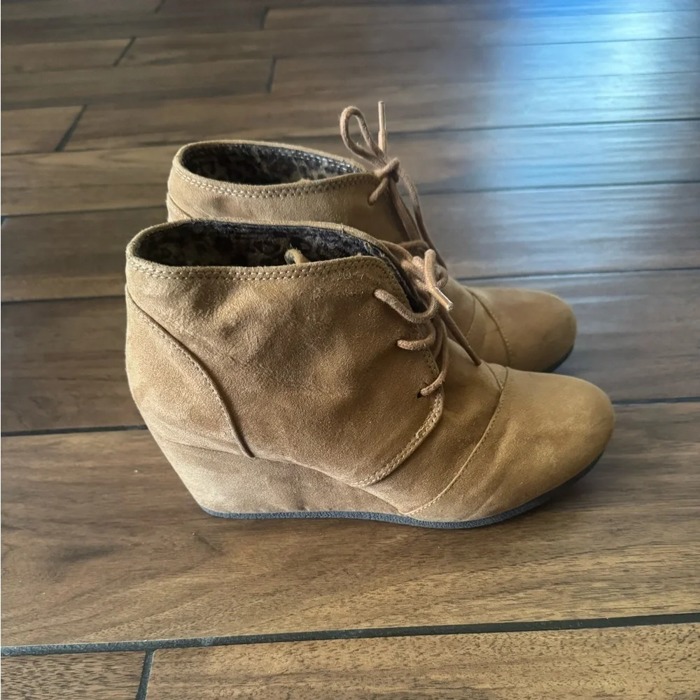 CITY-CLASSIFIED Women's Rex Almond Toe Lace Up Hidden Wedge Ankle Bootie - 7.5